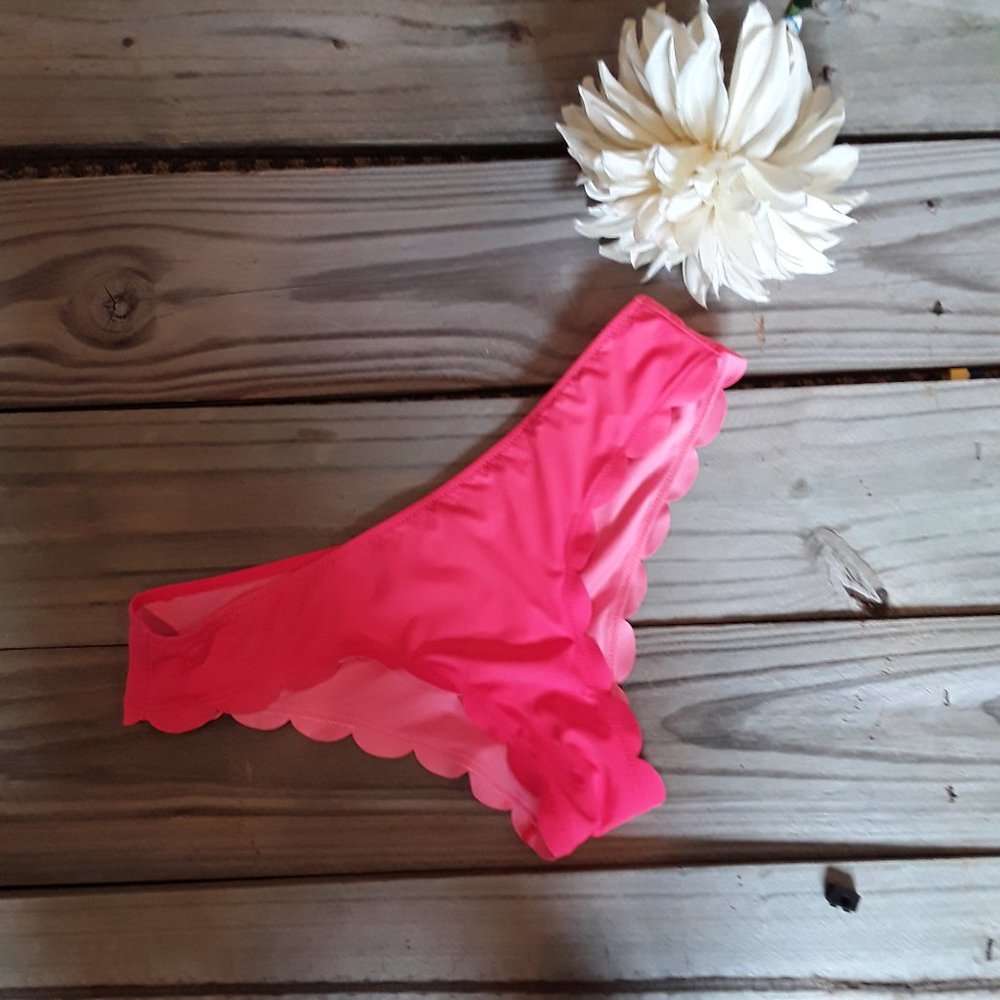 NWOT Pink victoria secret scolloped edge bikini